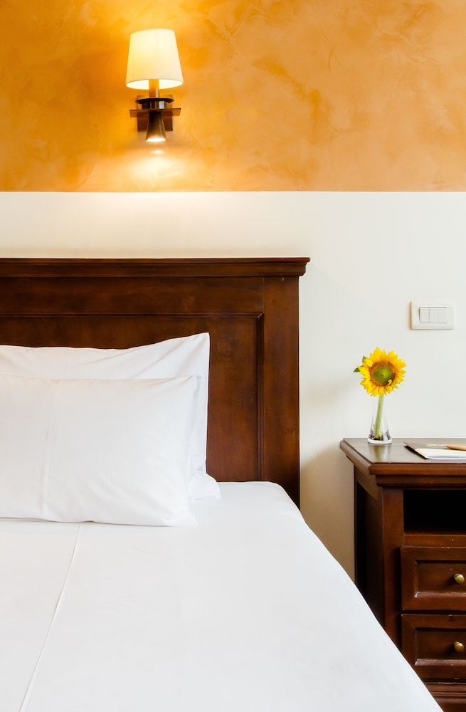 Standard Double Room - Photo 9
