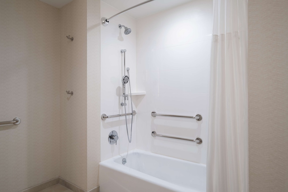 Room, 1 King Bed, Accessible, Bathtub