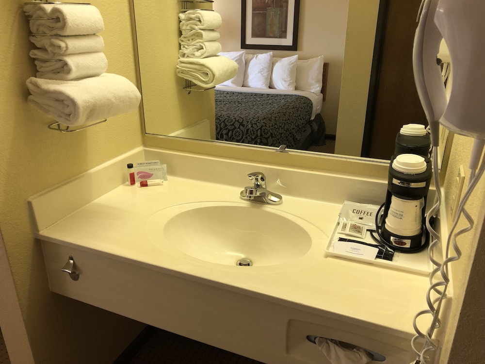 2 Queen Beds, Non-Smoking - Photo 9