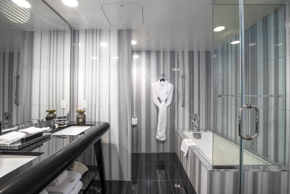 Suite, 1 Bedroom, Balcony - Photo 4