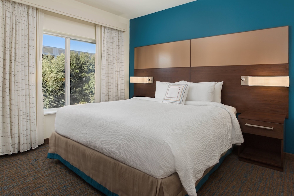 Suite, 1 Bedroom (Mobility/Hearing Access, Roll-in Shwr) photo 1
