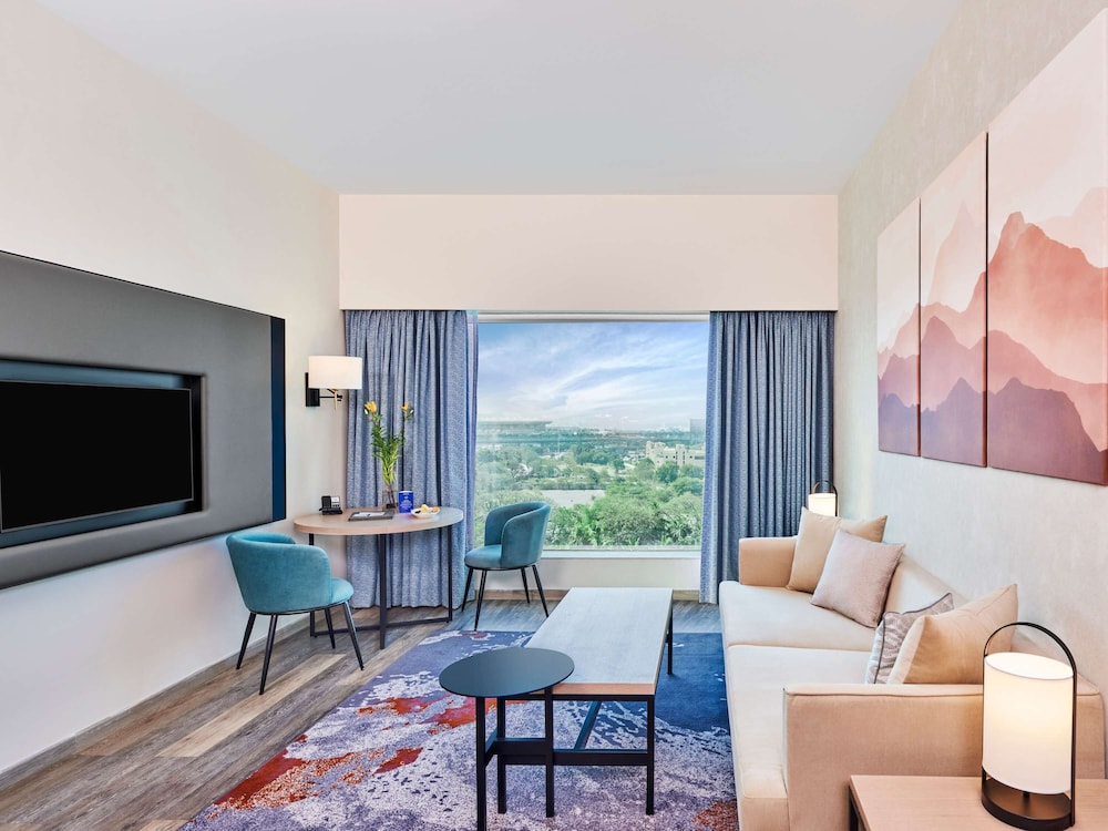 Executive Suite King Bed with Living Room, Airport View with Cocktail Hours & Short Eats,20% On F&B thumbnail 5