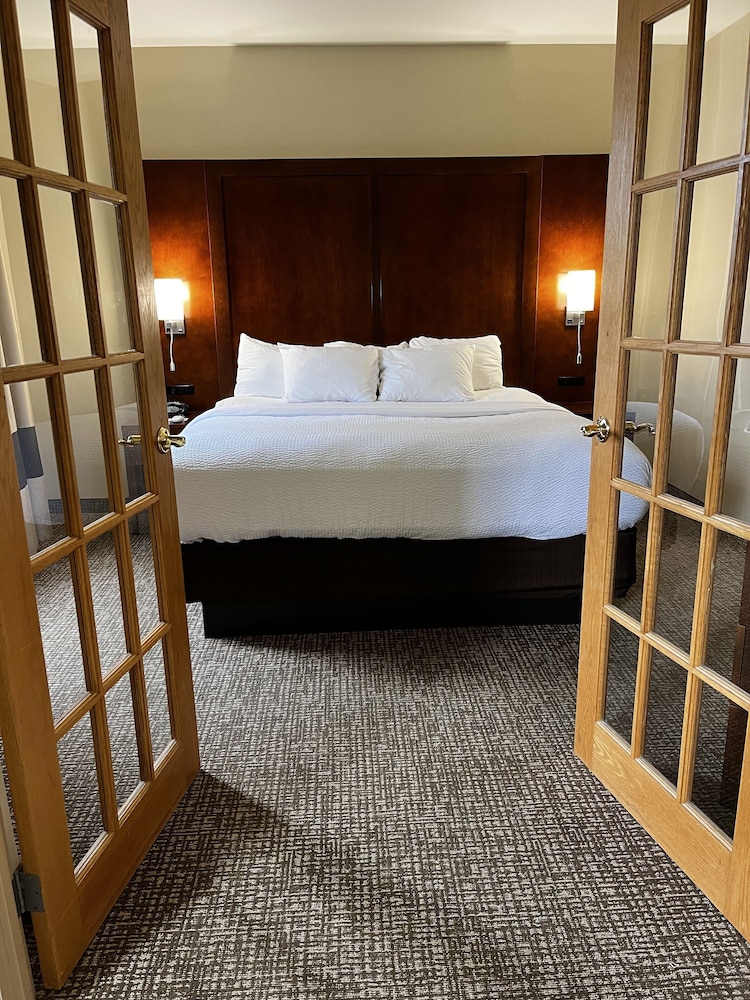 Suite, 1 King Bed, Hot Tub photo 2