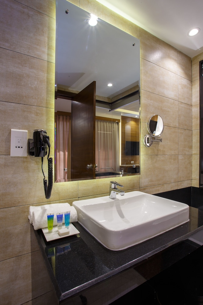 Executive Room with Balcony - Photo 8