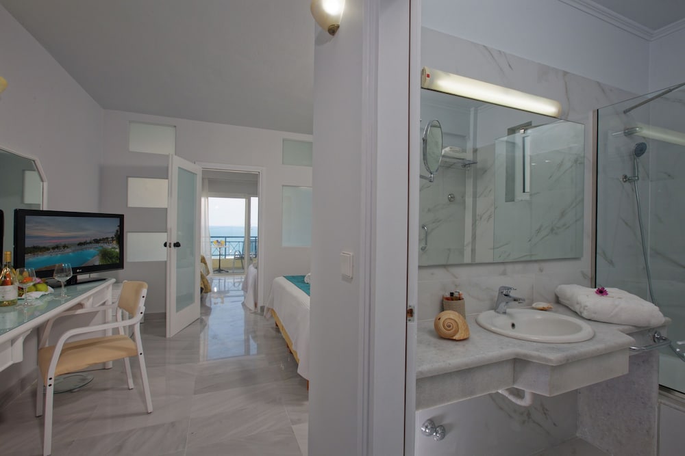 Family Suite, Private Pool, Partial Ocean View