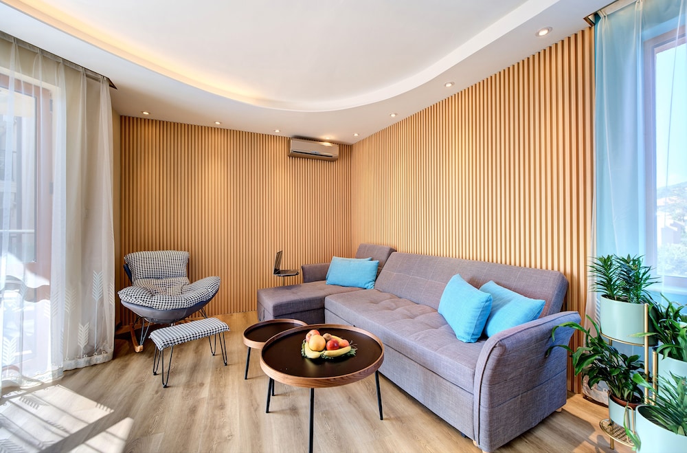 Luxury Apartment, 1 King Bed with Sofa bed, Sea View, Beachfront photo 2