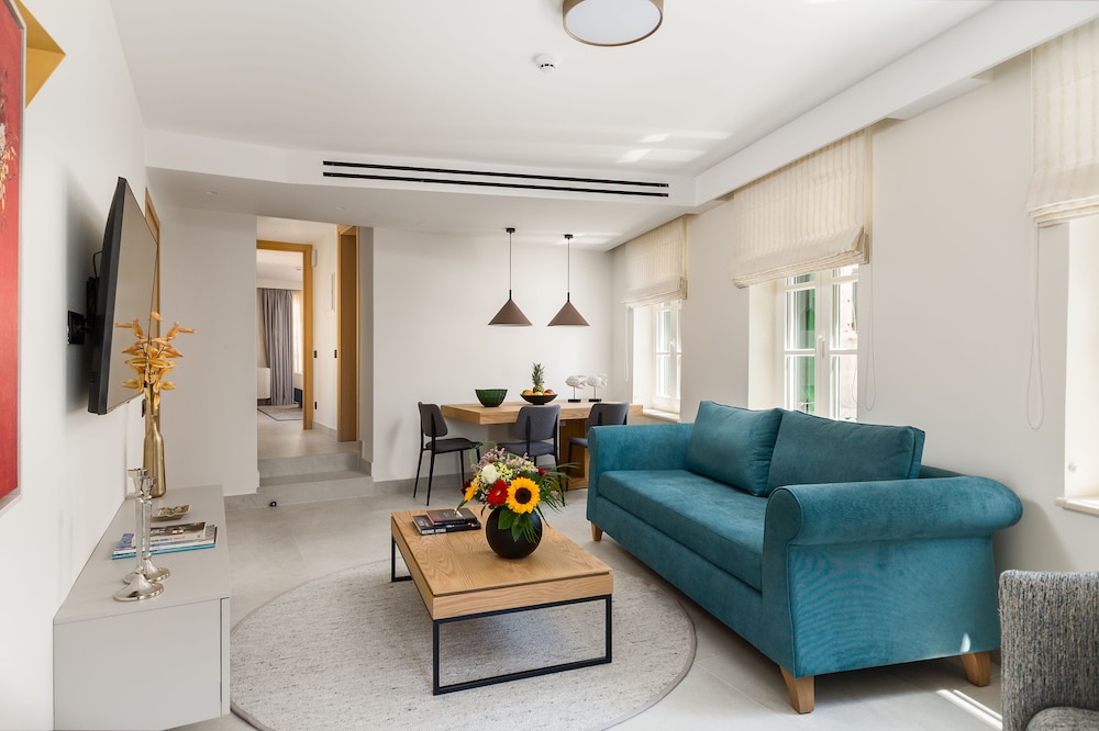 Executive Suite - Photo 5