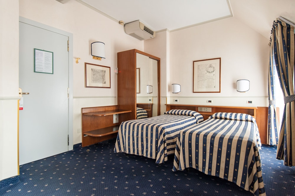 Standard Double or Twin Room thumbnail 6