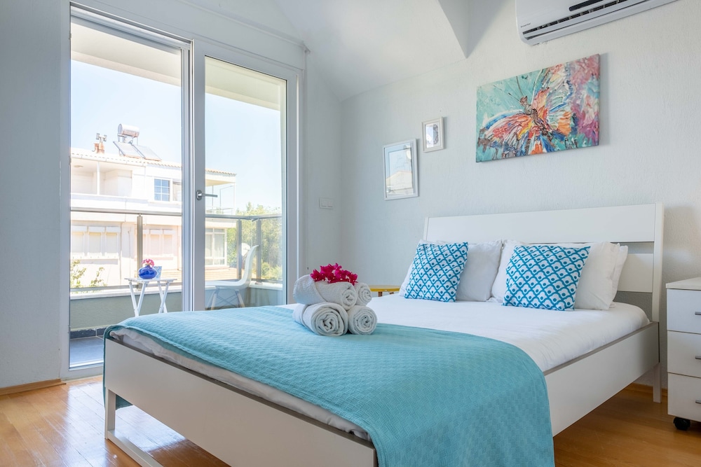 Myra - Duplex 3 Bed Apartment with Pool and 2 Showers