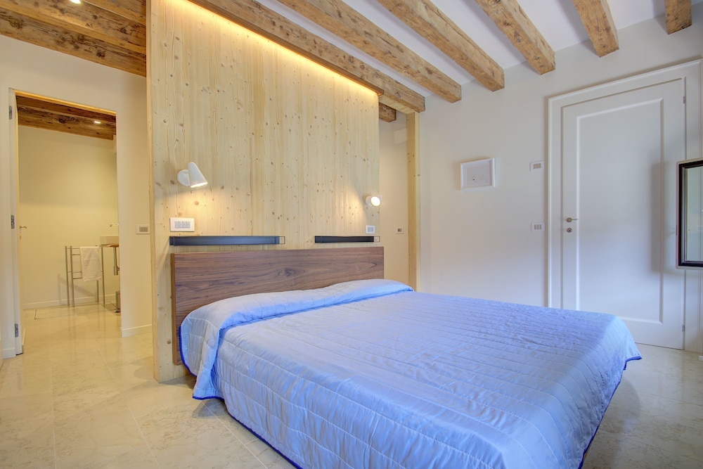 Exclusive Apartment, 1 Bedroom, Canal View, Ground Floor photo 3