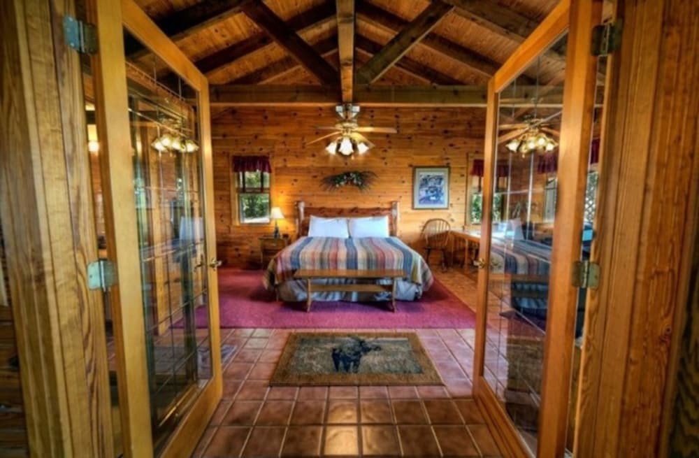 Romantic Cabin, 1 King Bed, Jetted Tub, Lake View photo 2
