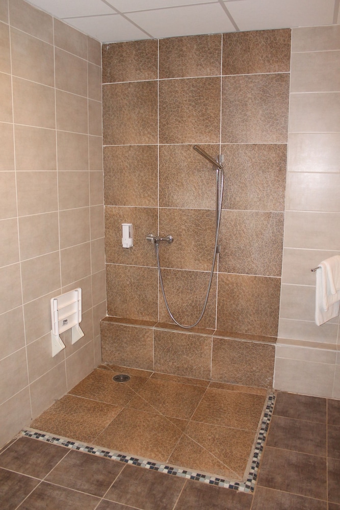 Comfort Triple Room, 3 Twin Beds, Accessible, Garden View (Leopard) photo 2