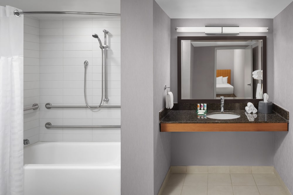 Room, 1 King Bed, Accessible, Bathtub (Newly Renovated) - Photo 6