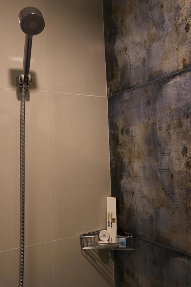 Premium Deluxe Room - Photo 9