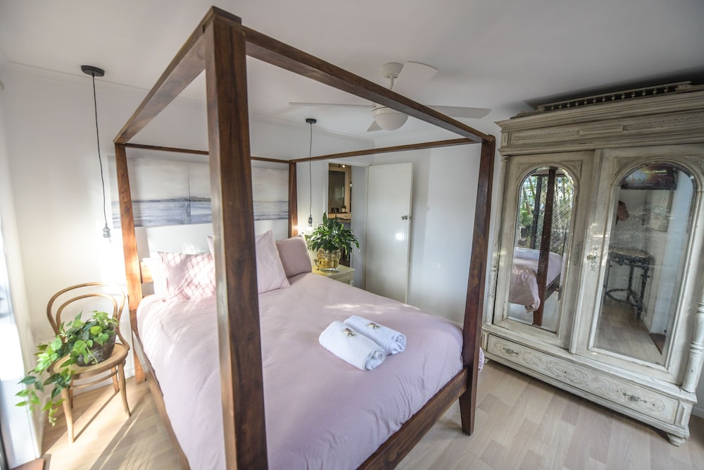 2 Bedrooms, Courtyard View Apartment