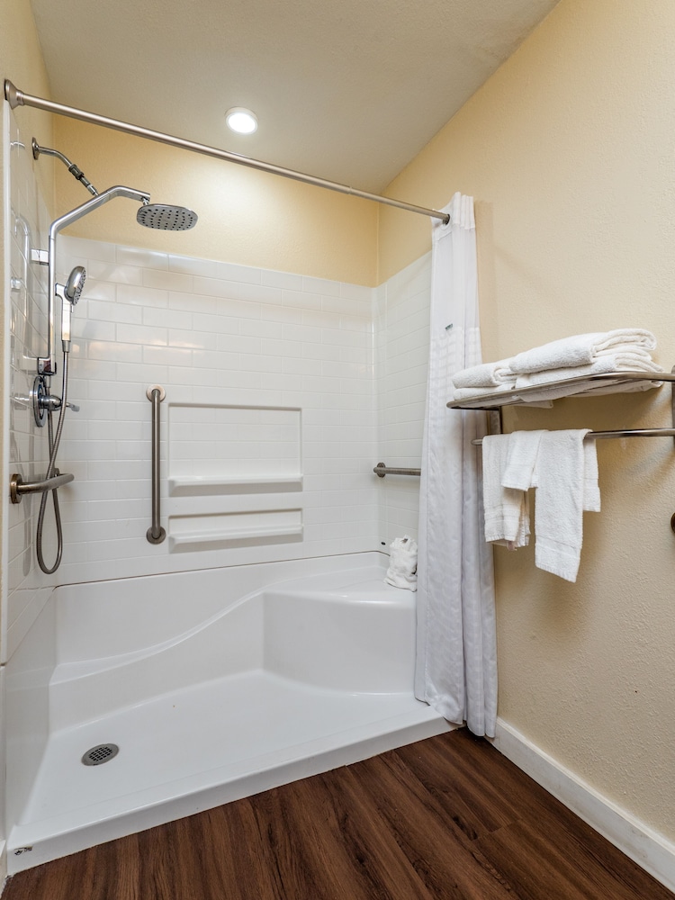 Room, 2 Queen Beds, Accessible, Non Smoking (Mobility/Hearing/Roll-In Shower) - Photo 3