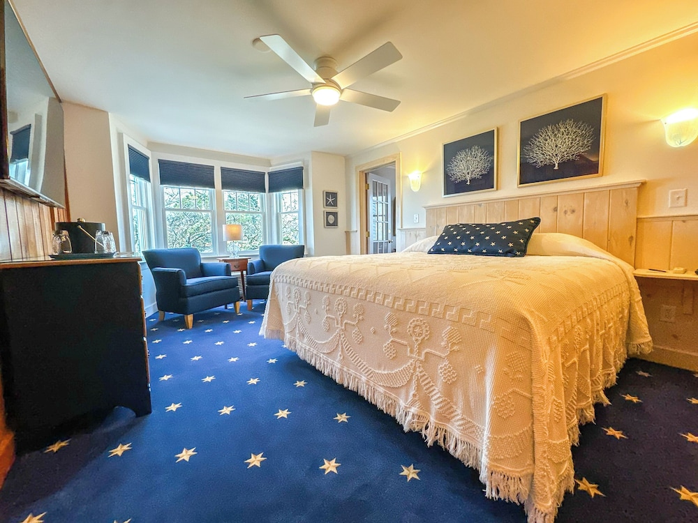Deluxe Room, King Bed and Bunk Bed