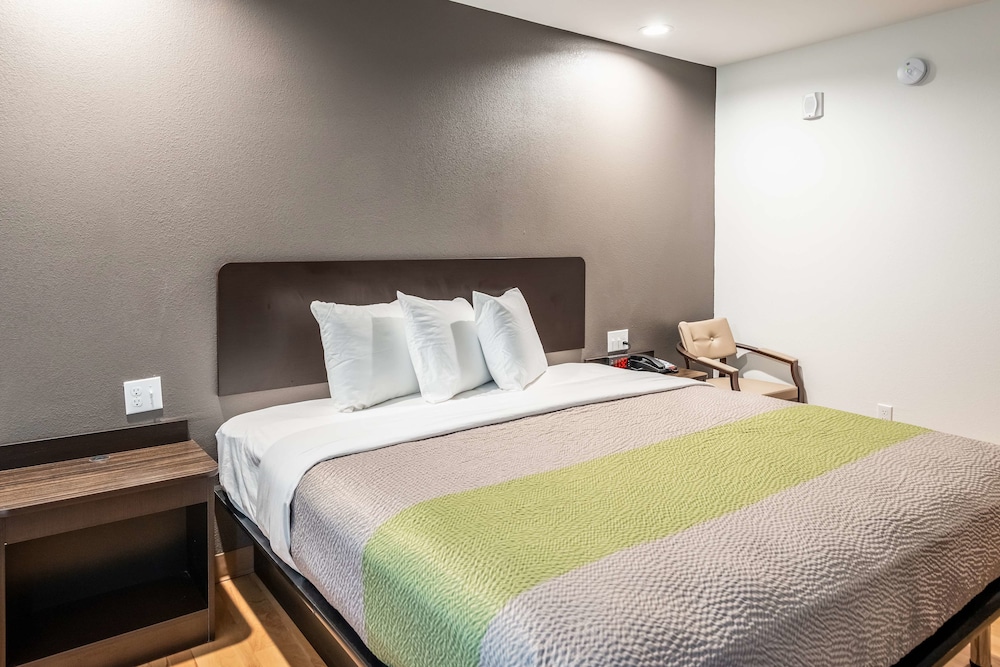 Deluxe Room, 1 King Bed, Non Smoking photo 1