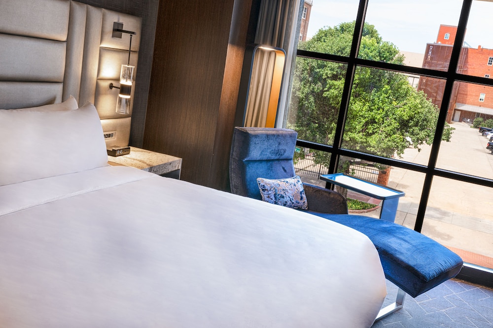 Deluxe Room, 1 King Bed, City View (Hearing Accessible) photo 1