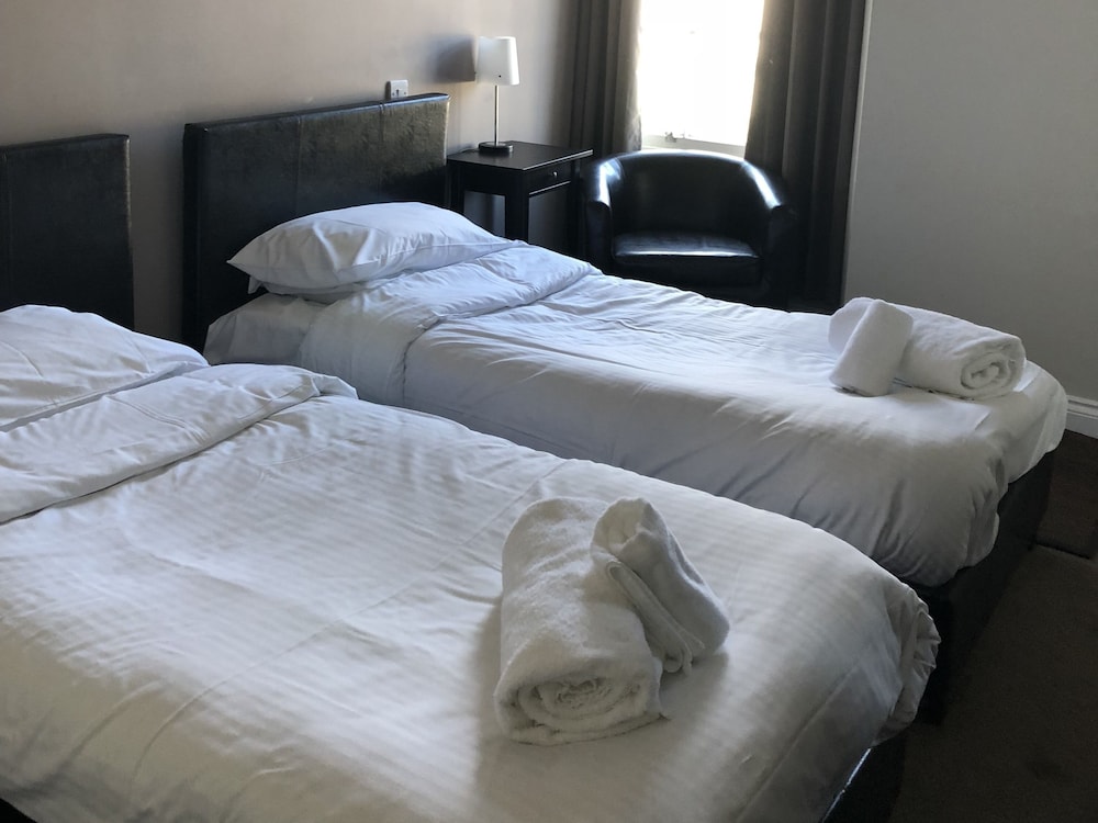 Classic Twin Room, Ensuite photo 3