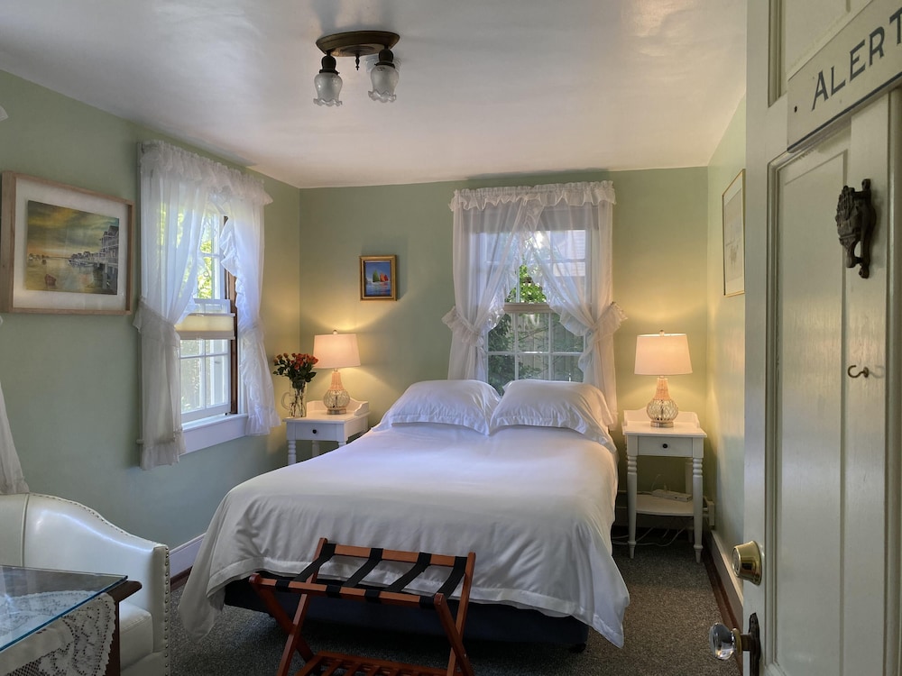 Room, 1 Queen Bed (Private Bathroom) photo 1