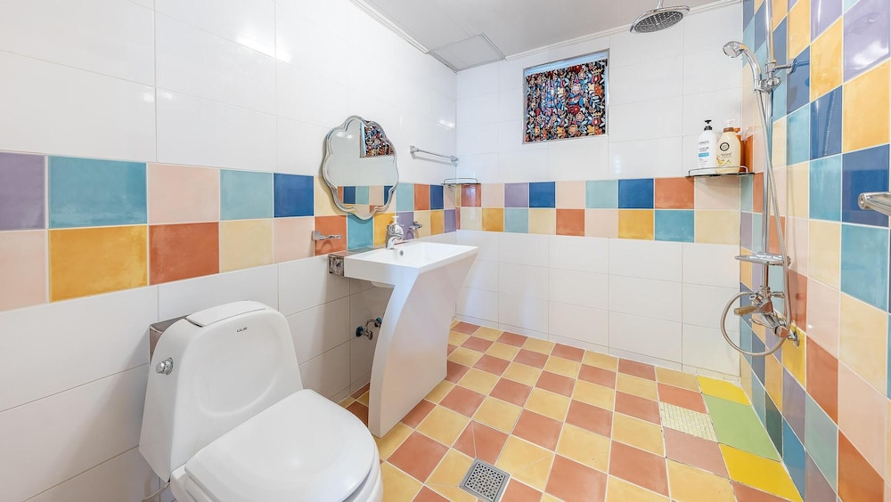 Basic Room, 1 Bedroom (104 (Studio / Pet Friendly)) - Photo 10