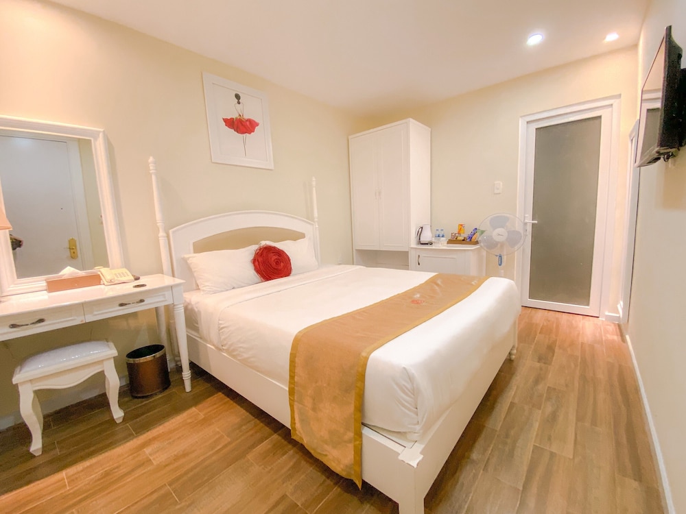 Basic Double Room, 1 Queen Bed, Refrigerator, Corner photo 3