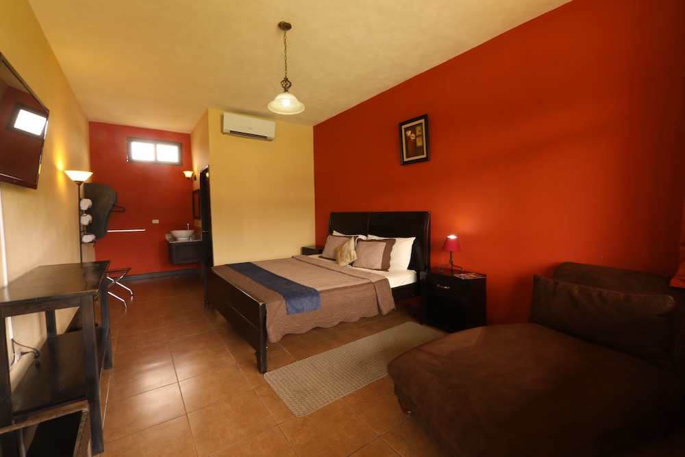 Deluxe Room, 1 King Bed, Non Smoking photo 2