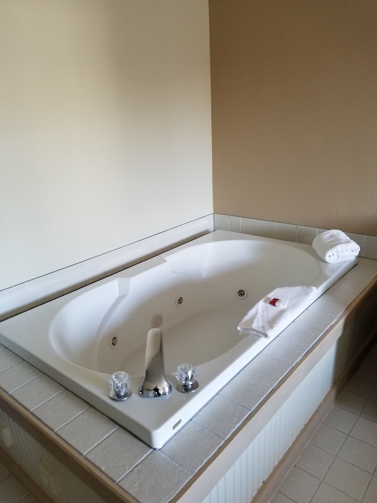 Deluxe Room, 1 King Bed, Non Smoking - Photo 3