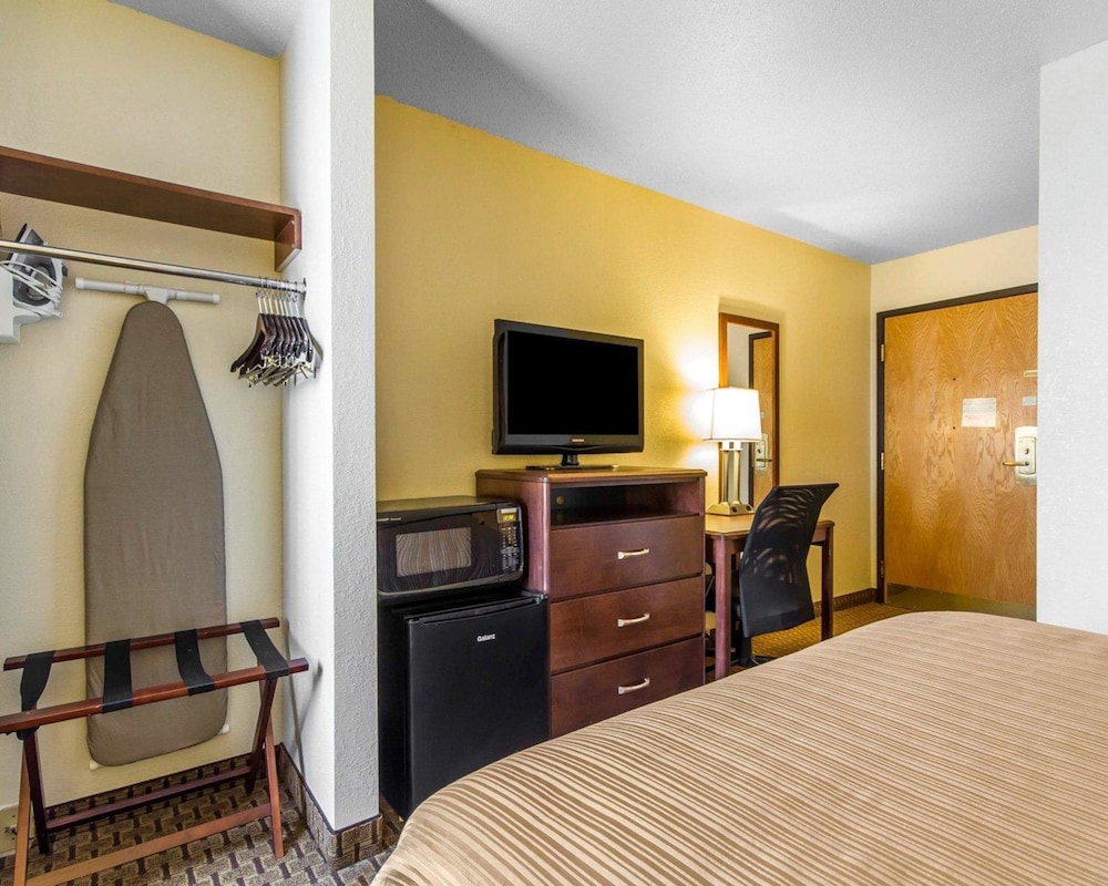 Standard Room, 1 Queen Bed, Non Smoking - Photo 3