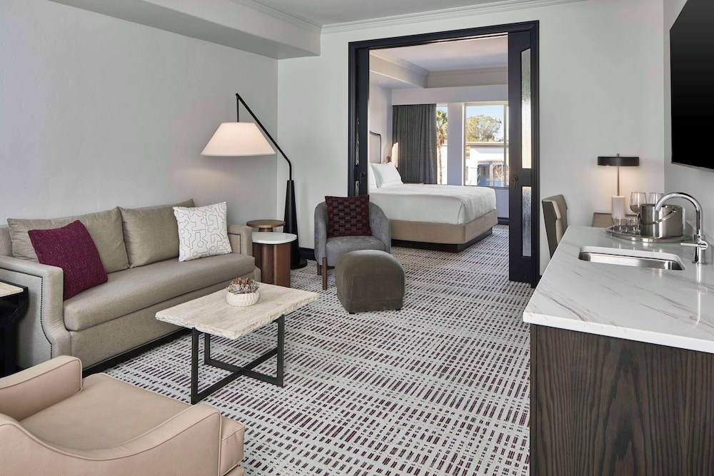 Suite, 1 Bedroom - Photo 2