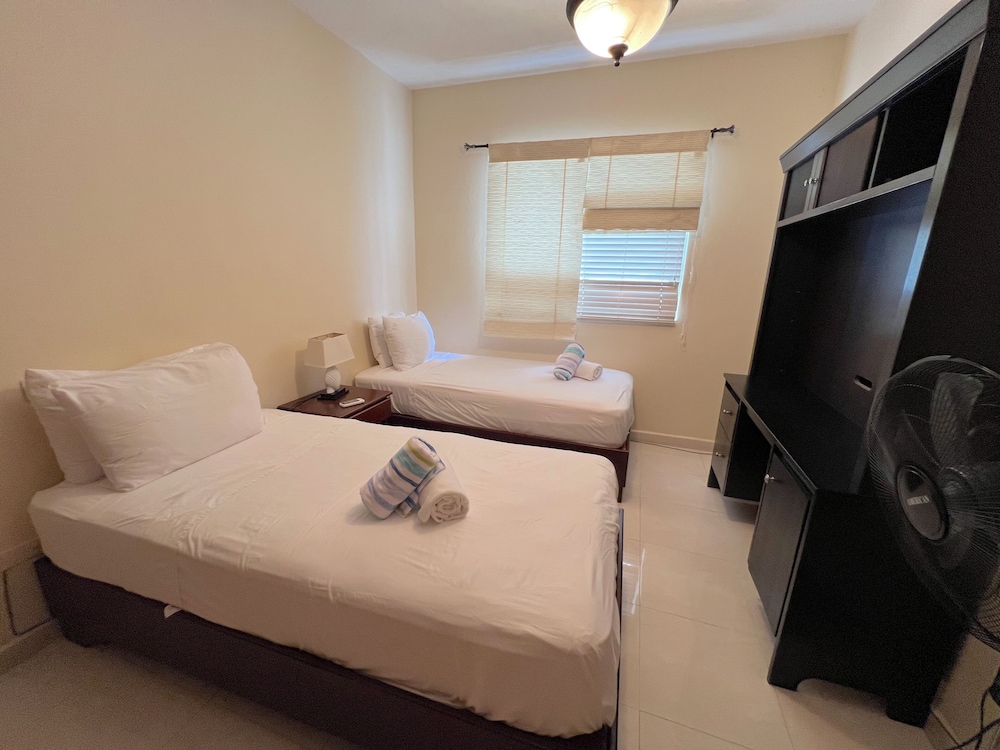Comfort Suite, Pool View