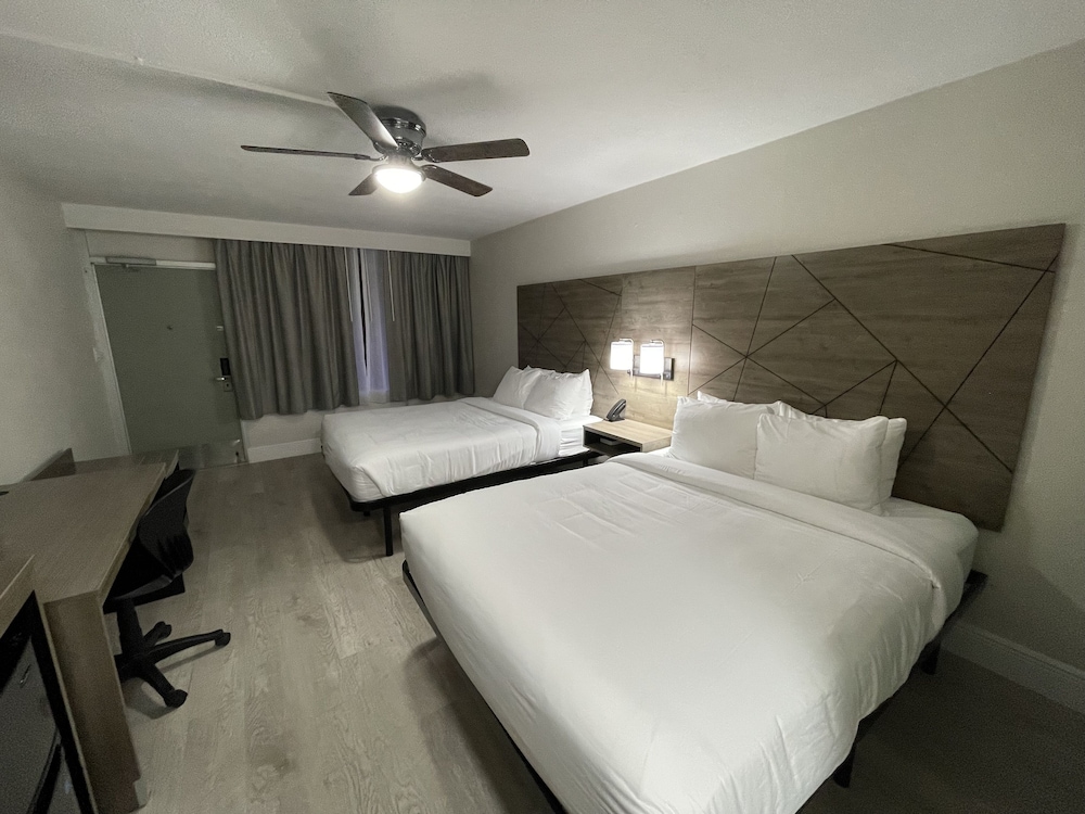 Standard Room, 2 Queen Beds, Non Smoking - Photo 3