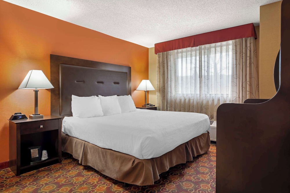 Standard Room, 1 King Bed, Accessible, Bathtub photo 3
