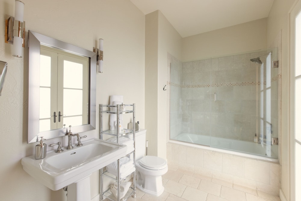 Deluxe Room, 1 King Bed, Vineyard View (Vineyard View - 545 sq. ft.) photo 2