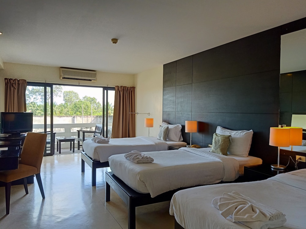 Deluxe Triple Room, 3 Twin Beds, Balcony photo 1