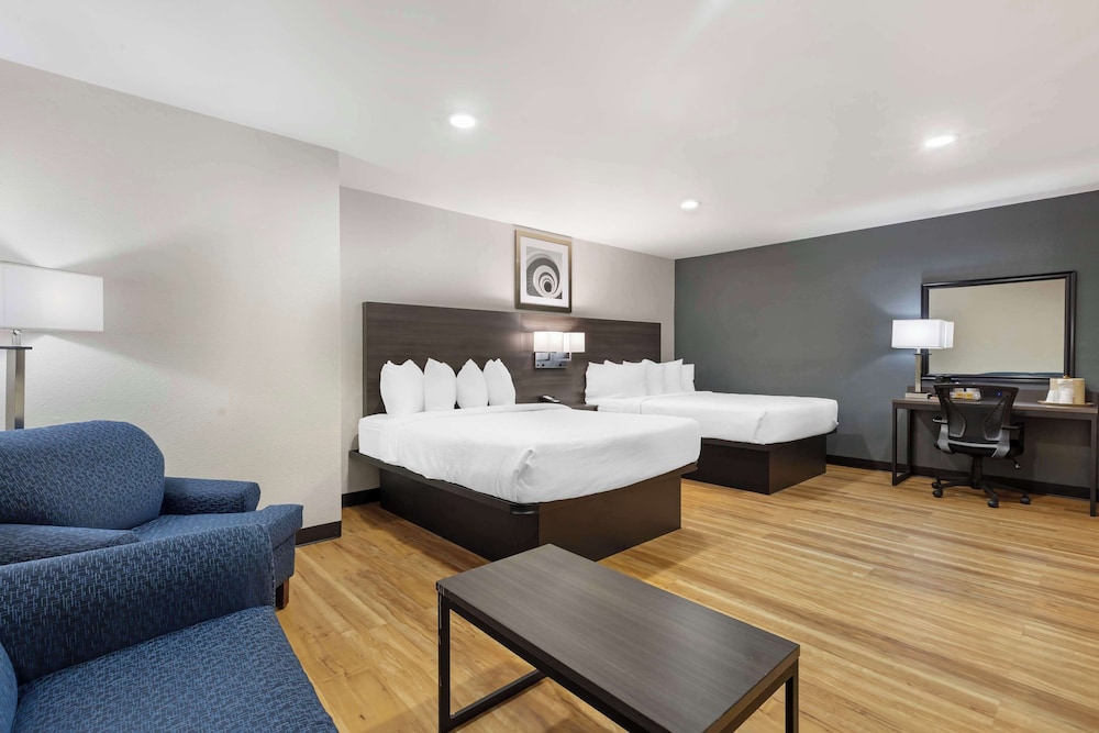 Suite, 2 Queen Beds, Non Smoking, Refrigerator & Microwave (Living Room;with Sofabed) - Photo 3