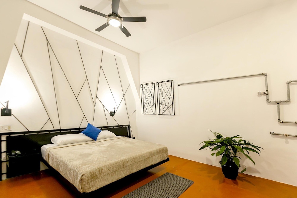 Basic Room, 1 King Bed photo 1