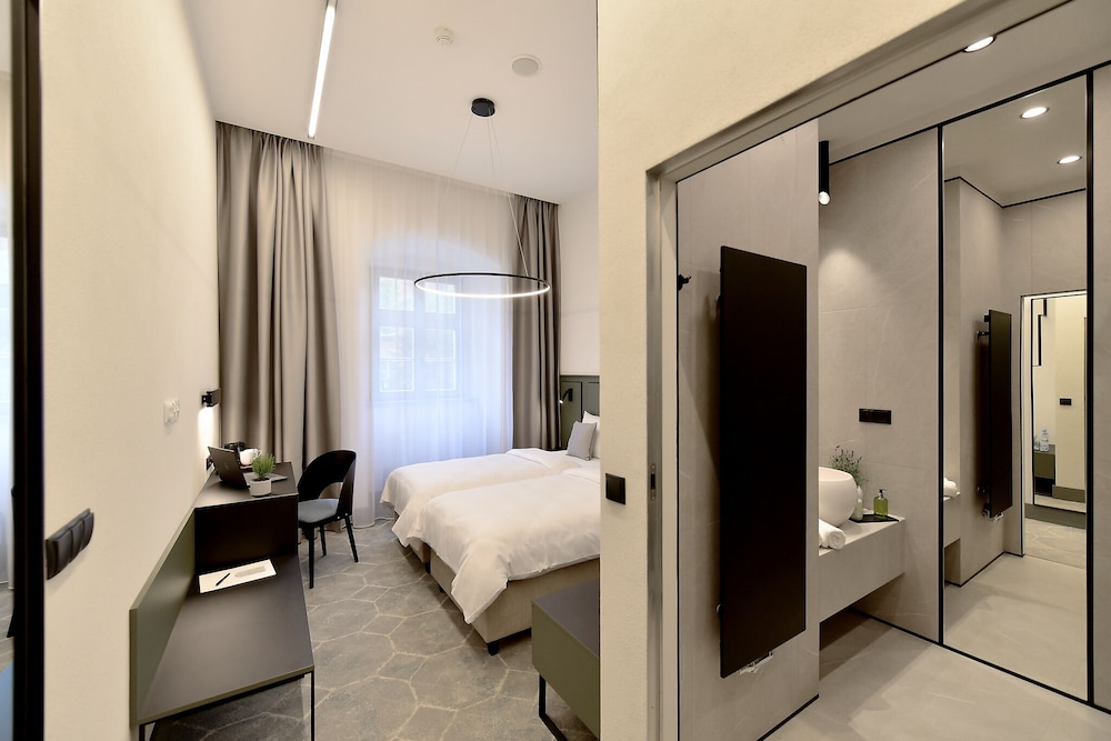 Standard Twin Room - Photo 13
