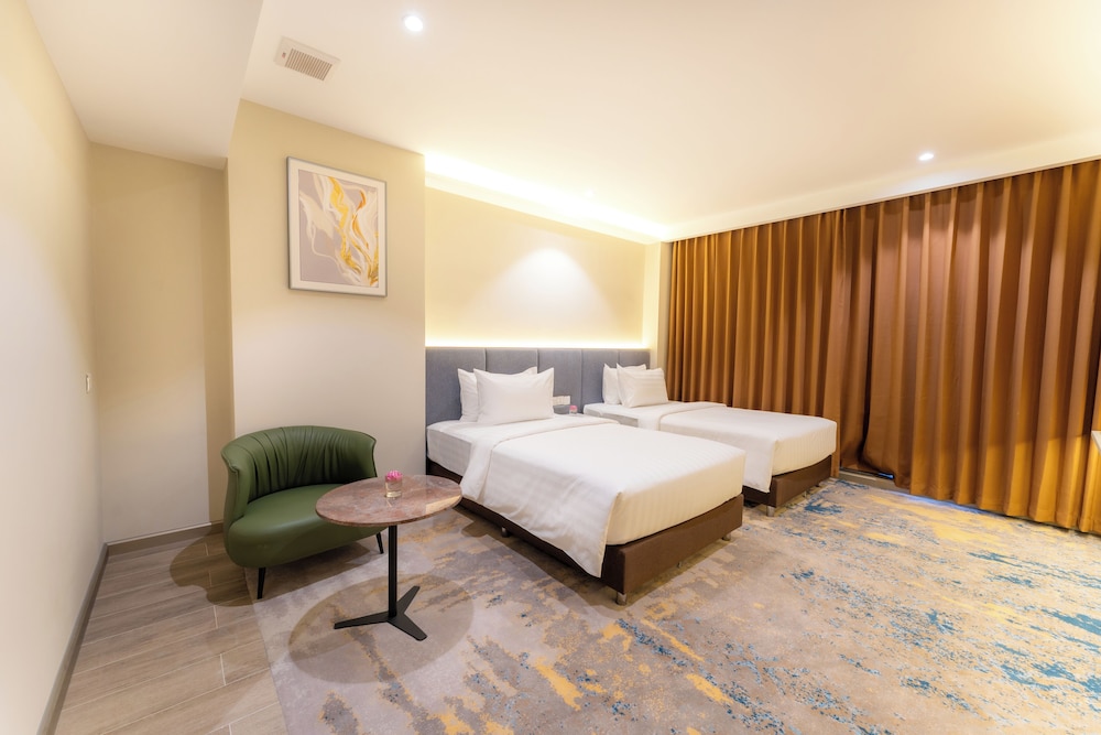 Deluxe Twin Room, City View - Photo 2
