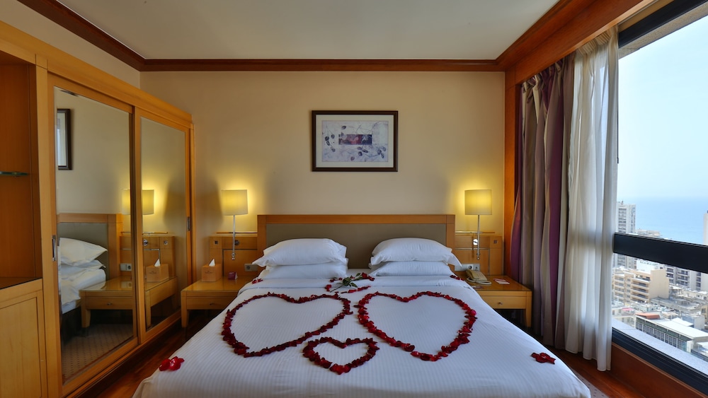 Standard Room, 1 King Bed, Smoking, Balcony - Photo 3