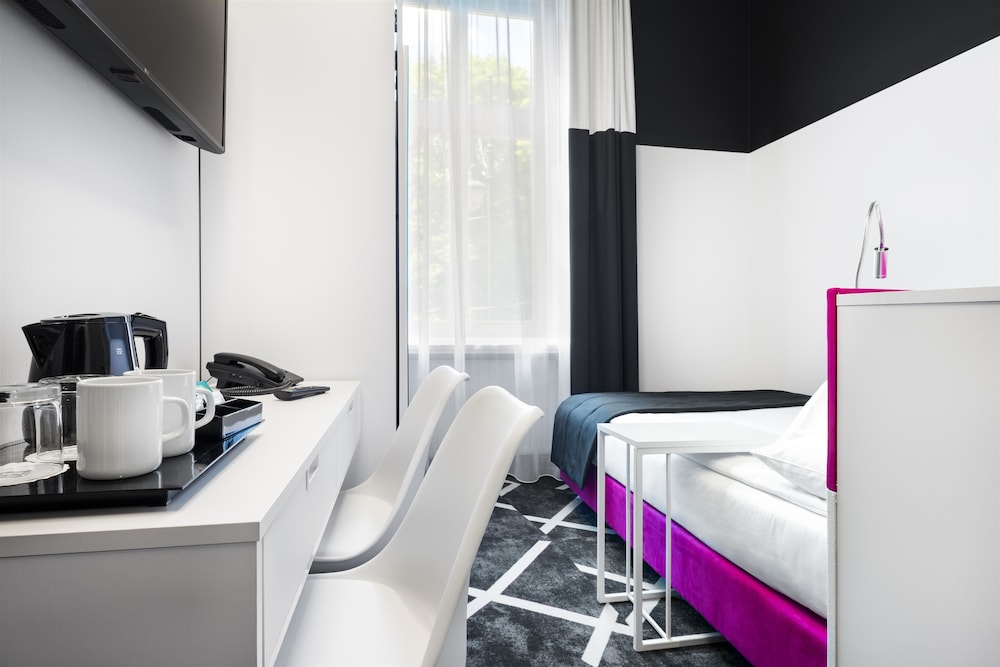 Premium Room, 1 Double Bed, Non Smoking, Refrigerator - Photo 9