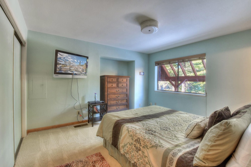 House, Multiple Beds, Fireplace photo 1