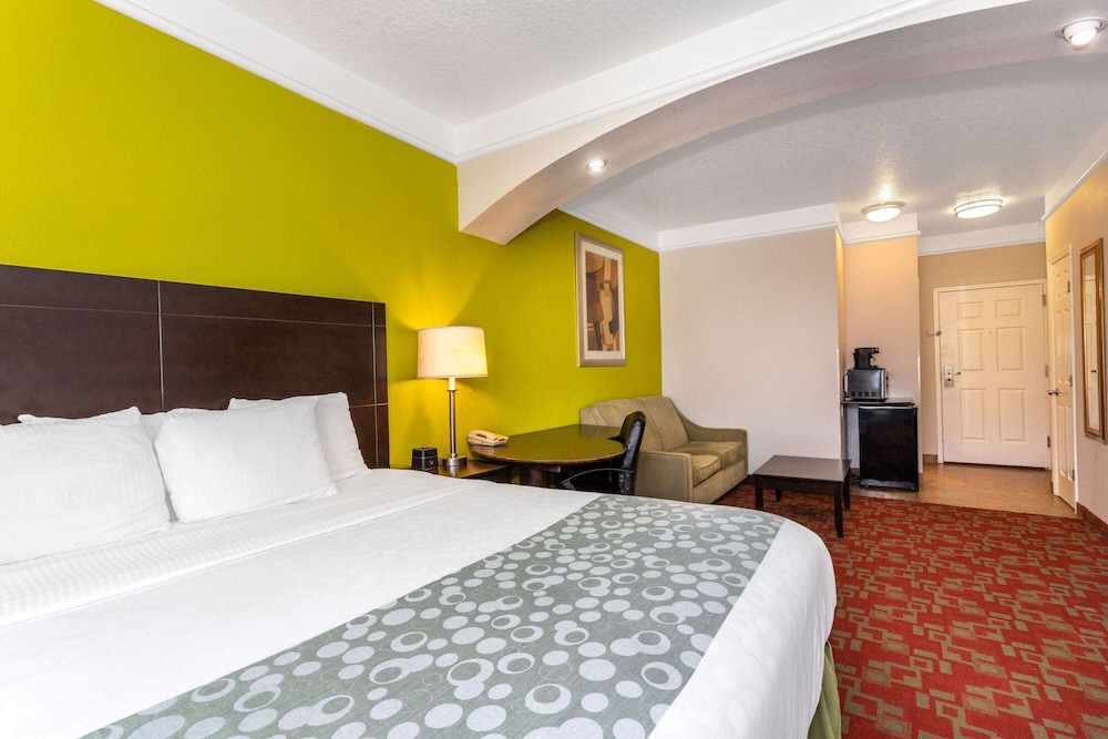 Room, 1 King Bed, Non Smoking - Photo 5