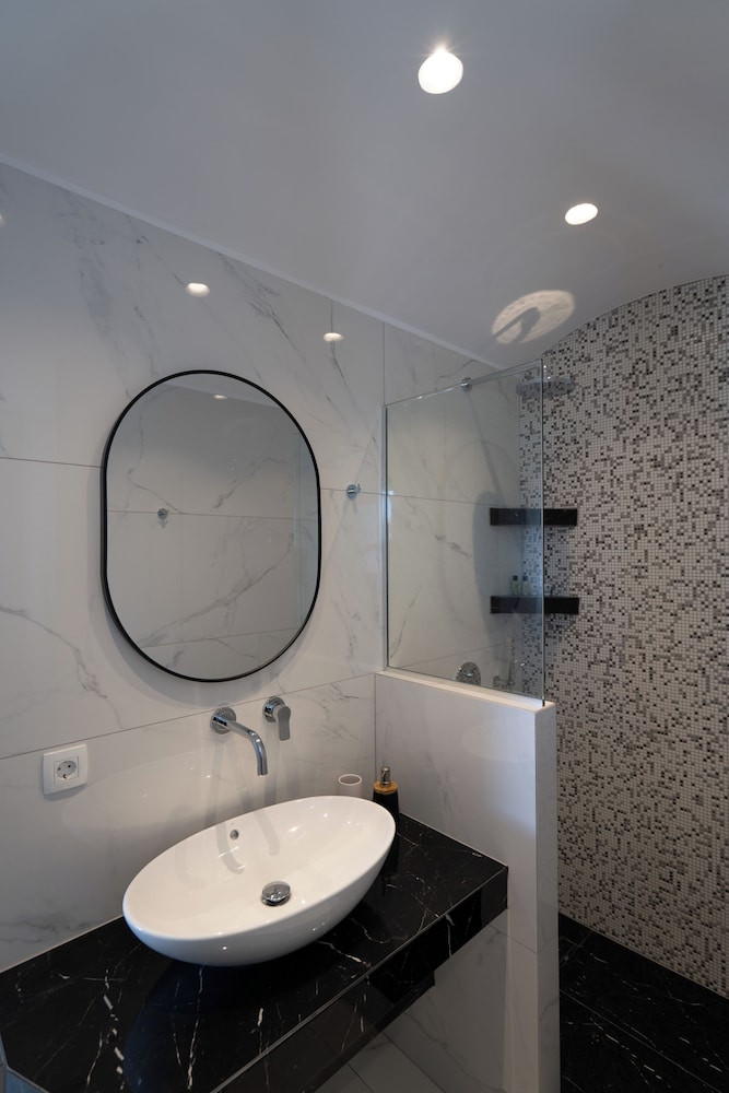 Elegant Suite with Hot Tub - Photo 10