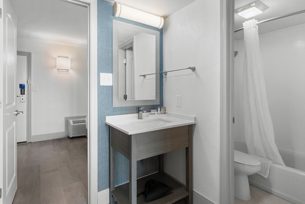 Schooner Oceanfront Deluxe Junior Cabana Suite - Photo 12