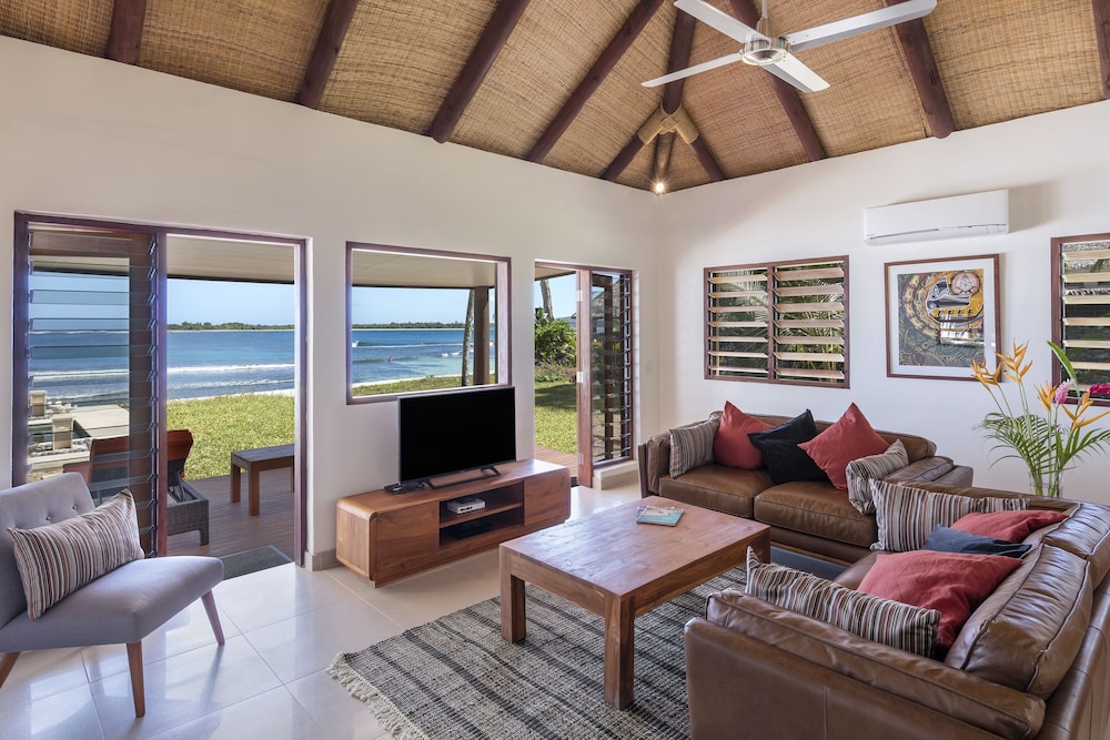 Deluxe Beachfront Villa with Pool (Two bedroom) photo 2