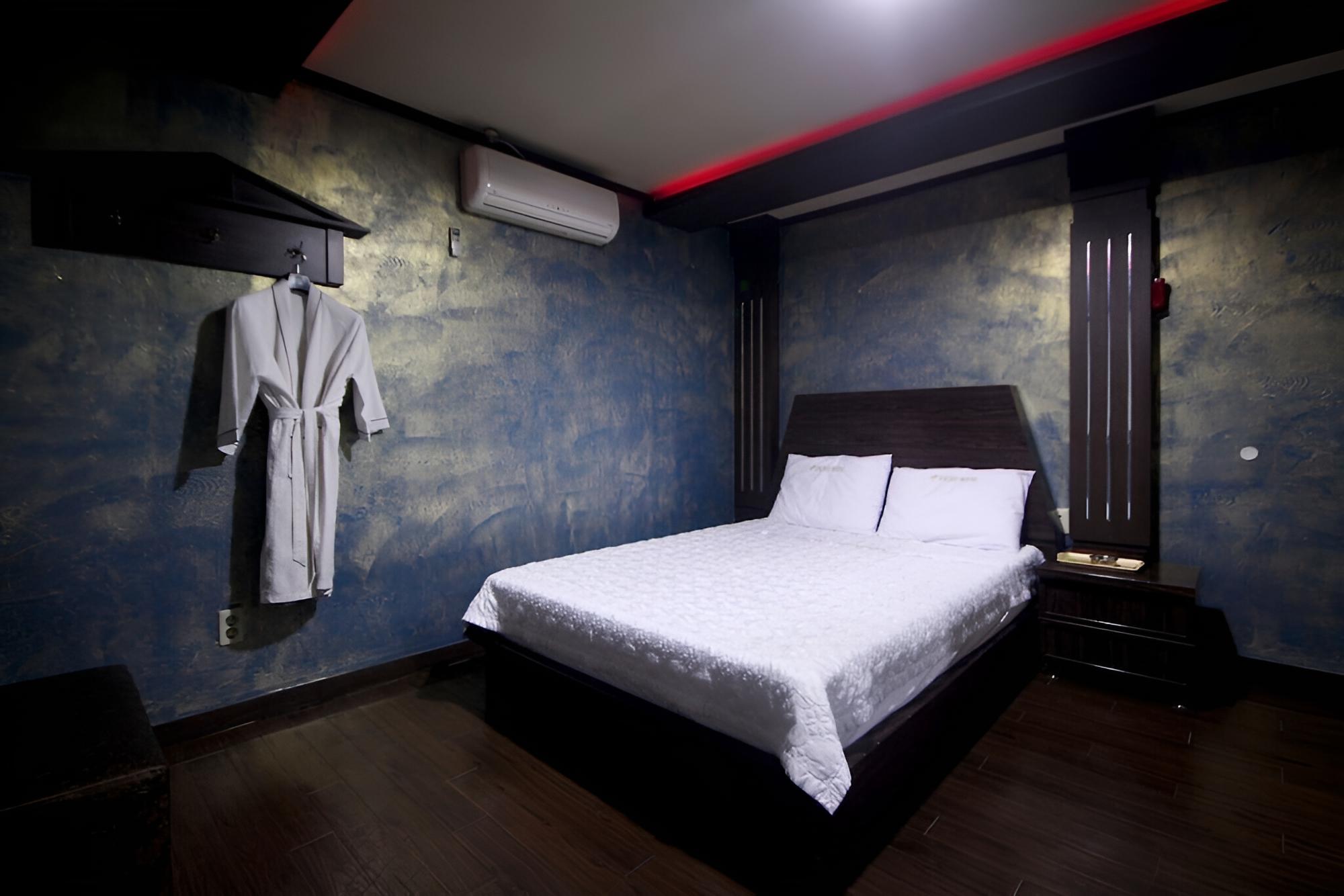 Room (Standard Room) - Photo 11