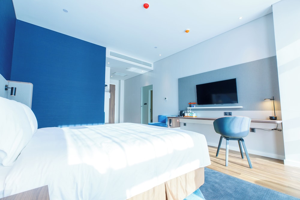 Standard Room, 1 King Bed (Extra Floor Space) photo 3