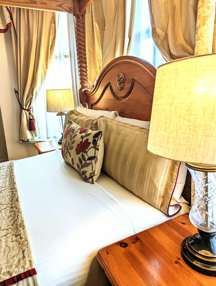 Double Room (Four-poster bed) photo 3